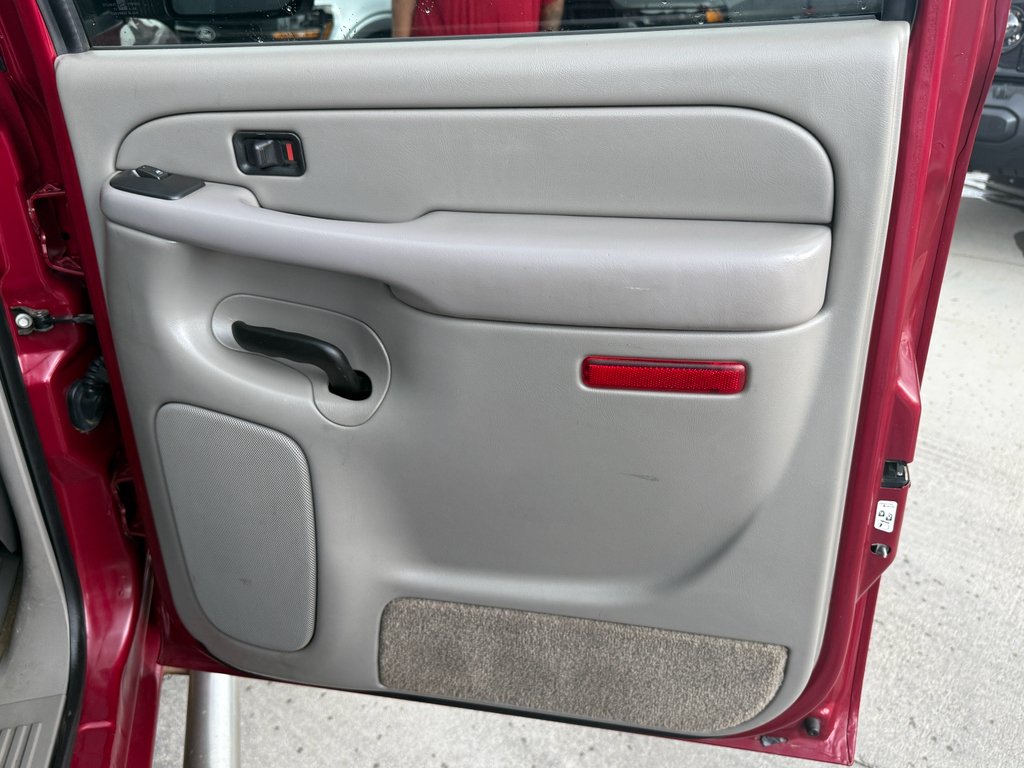 Used 2005 Maroon GMC SLT image 10