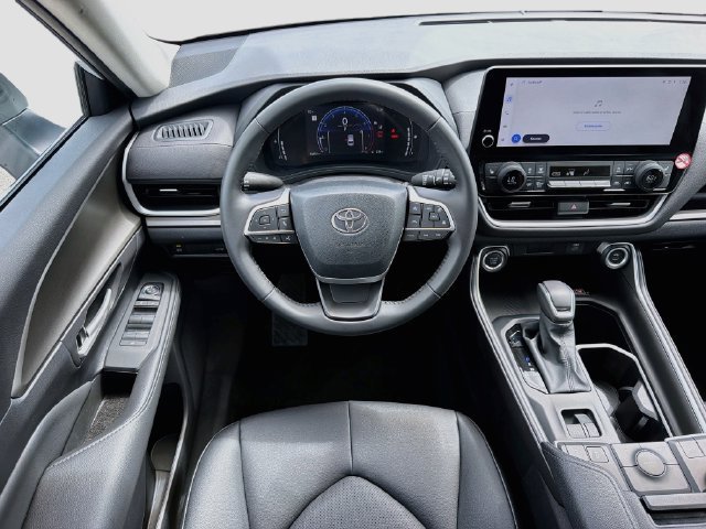 Used 2026 Pearl Toyota XLE image 16