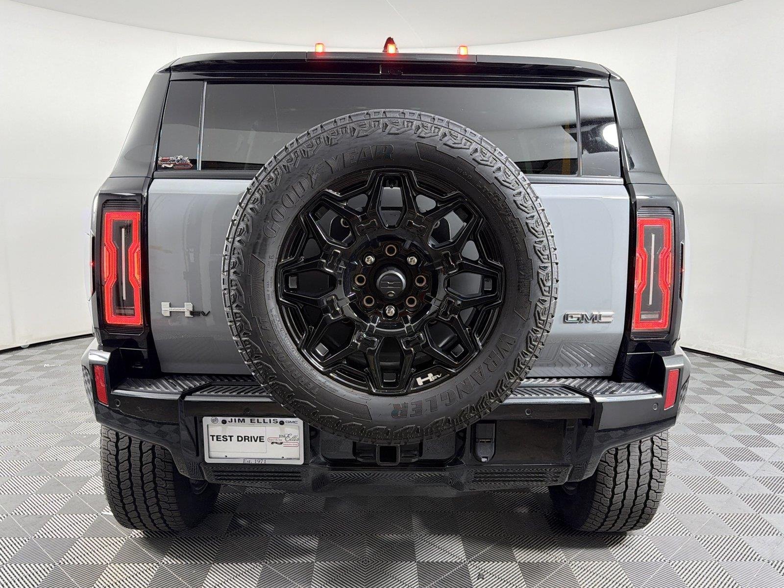 Used 2025 Meteorite Metallic (Grey) GMC 2X image 5