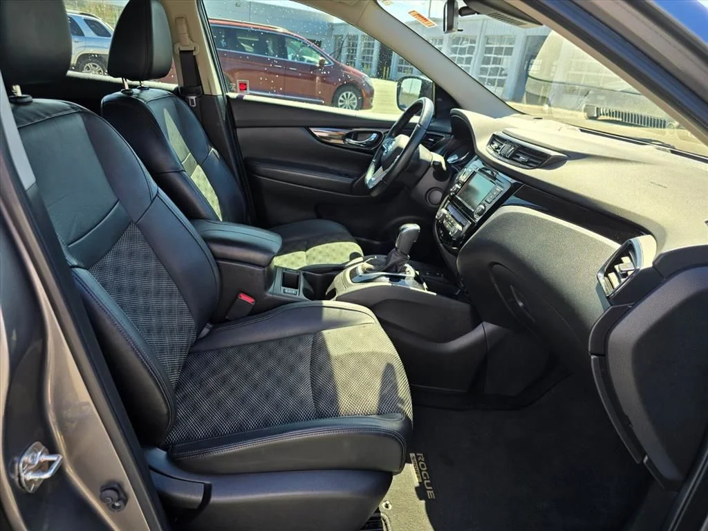 Used 2022 Gray Nissan SV image 14