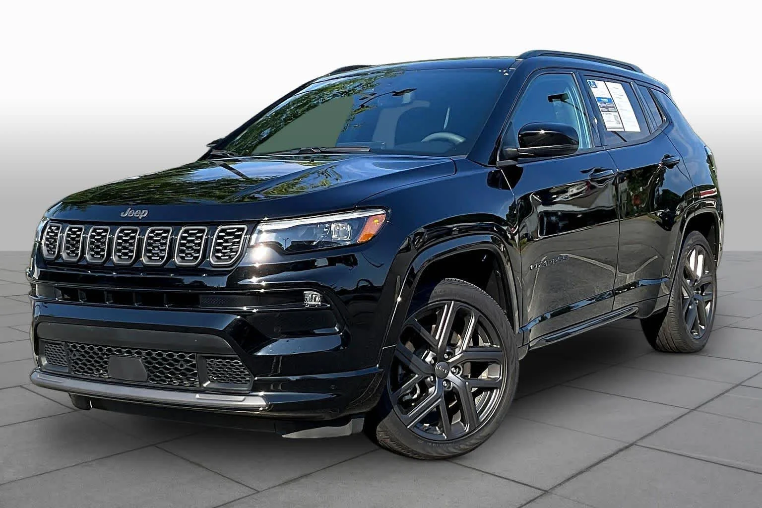 Used 2024 Diamond Black Crystal Pearlcoat Jeep Limited image 2