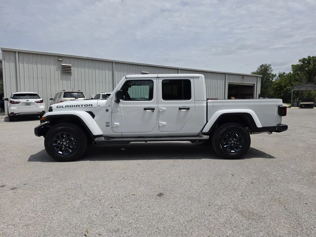 New 2026 Bright White Clear-Coat Exterior Paint Jeep 85th Anniversary Edition image 6