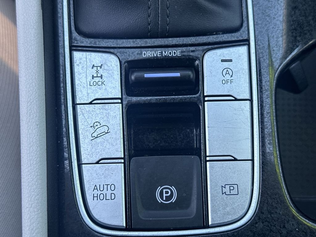 Used 2025 White Hyundai SEL image 29