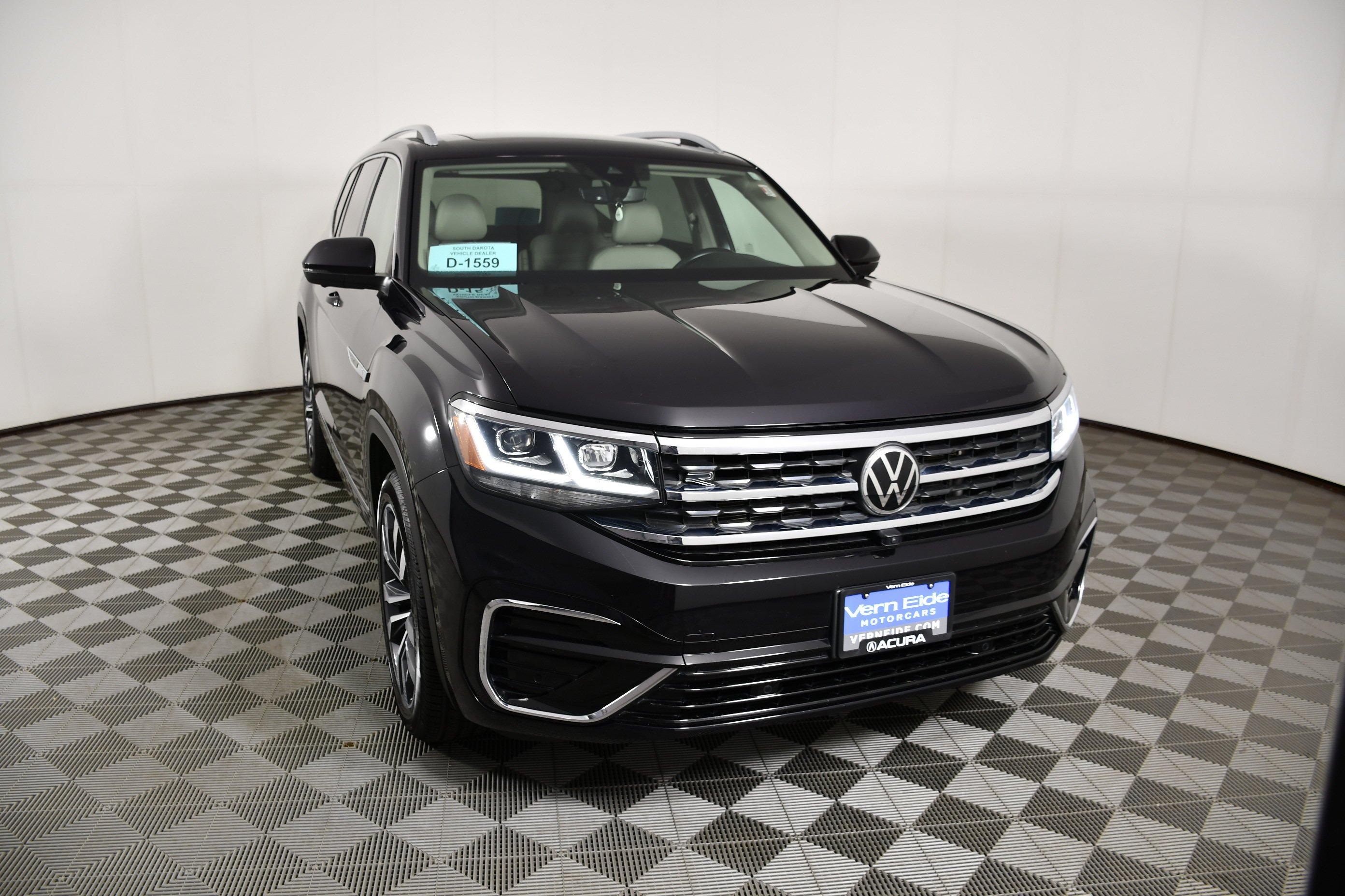 Used 2021 Black Volkswagen 3.6L V6 SEL Premium R-Line image 3