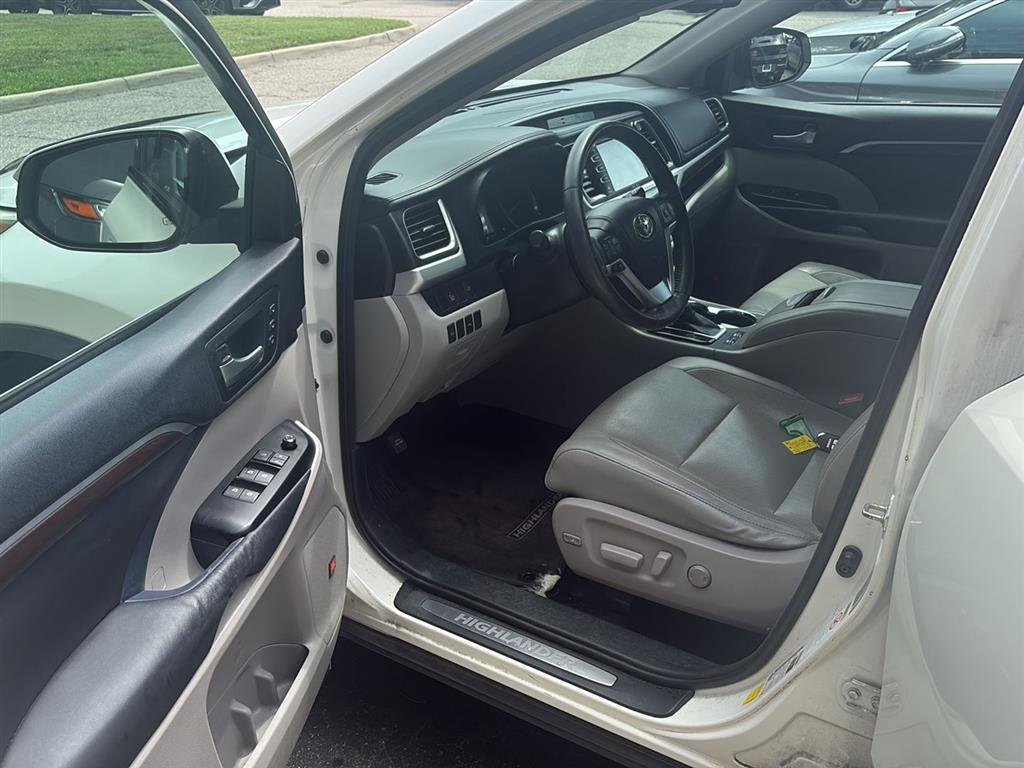 Used 2014 WHITE TOYOTA  image 8