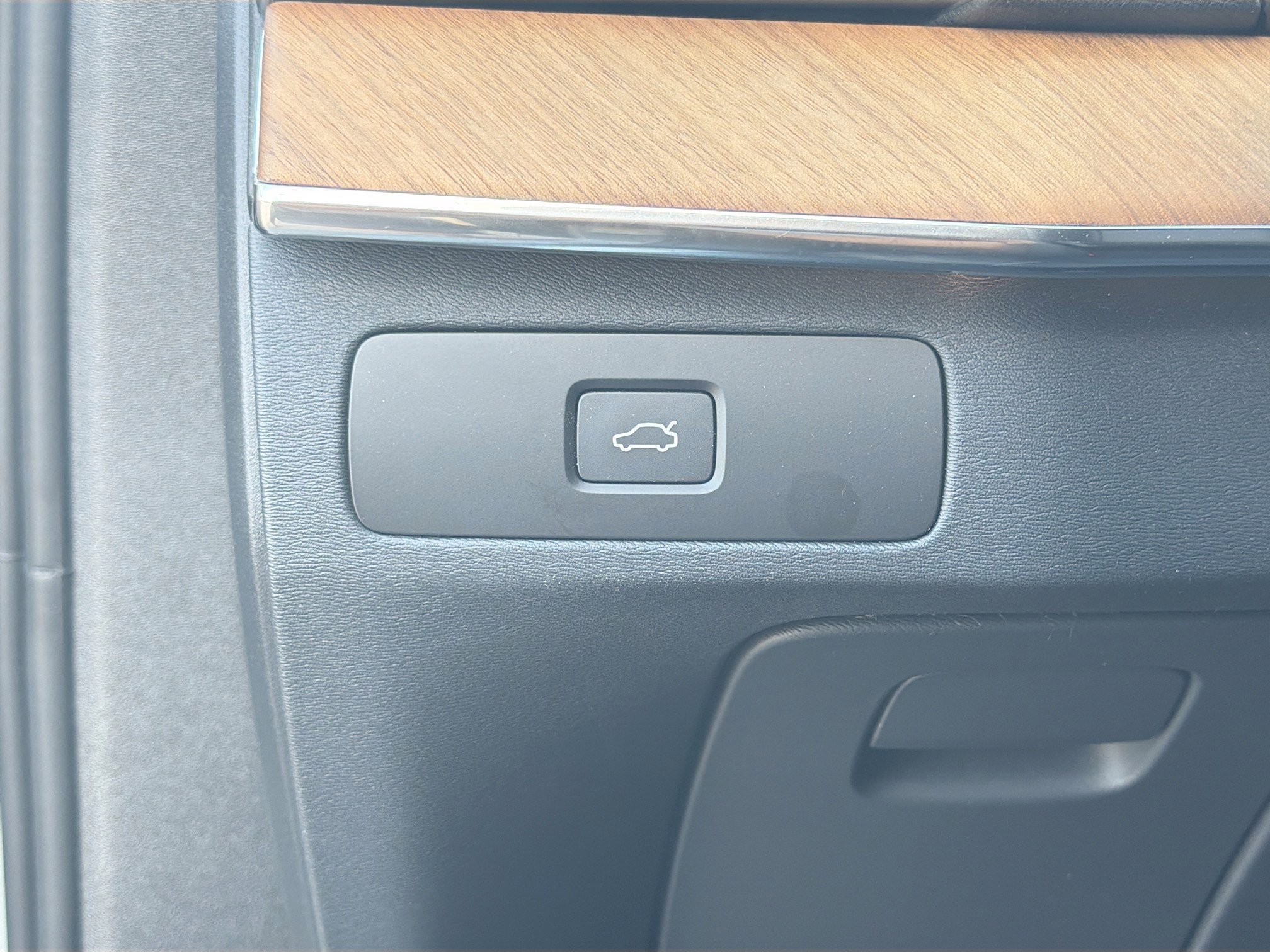 Used 2024 Vapour Gray Metallic Volvo Plus Bright Theme image 34