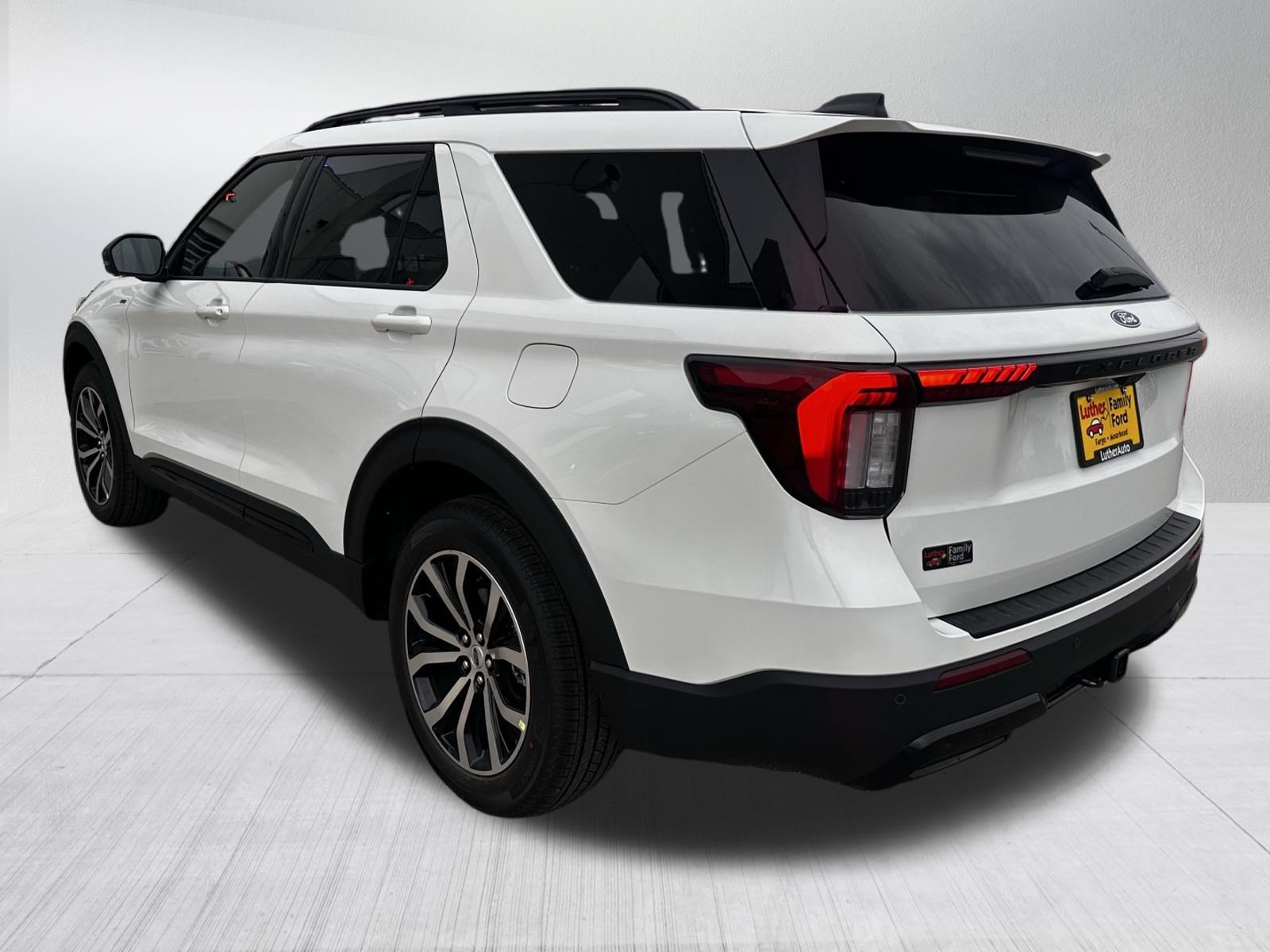 New 2027 Star White Metallic Tri-Coat Ford ST-Line image 3