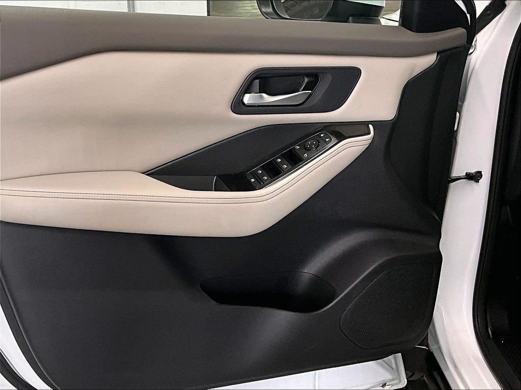 Used 2025 Everest White Pearl Nissan SV image 9