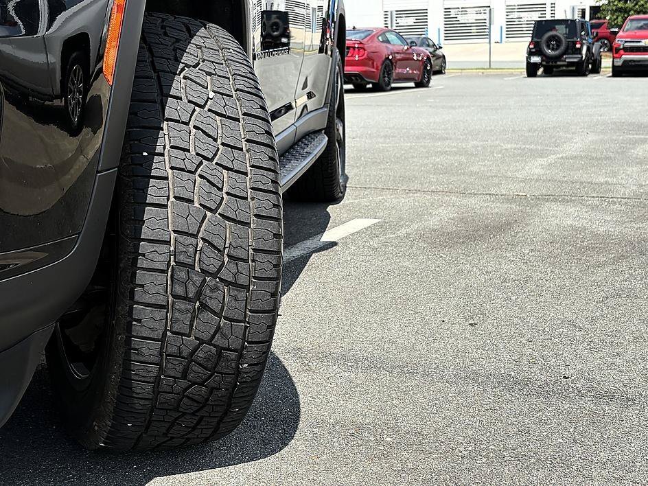 Used 2023 Diamond Black Crystal Pearlcoat Jeep Limited image 27