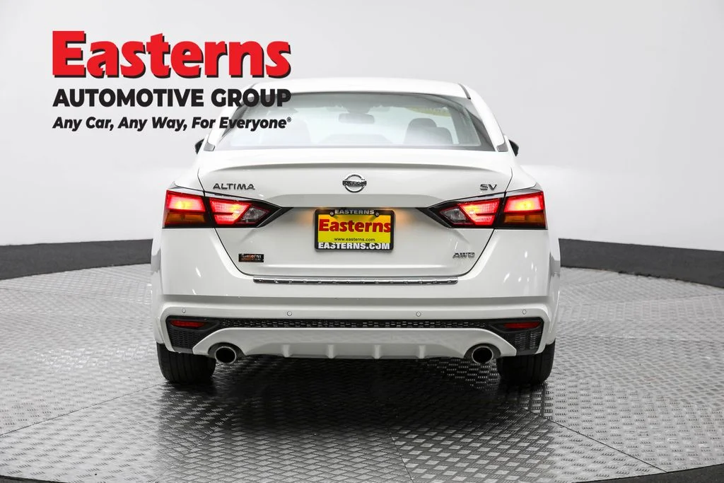 Used 2022 White Nissan 2.5 SV image 6
