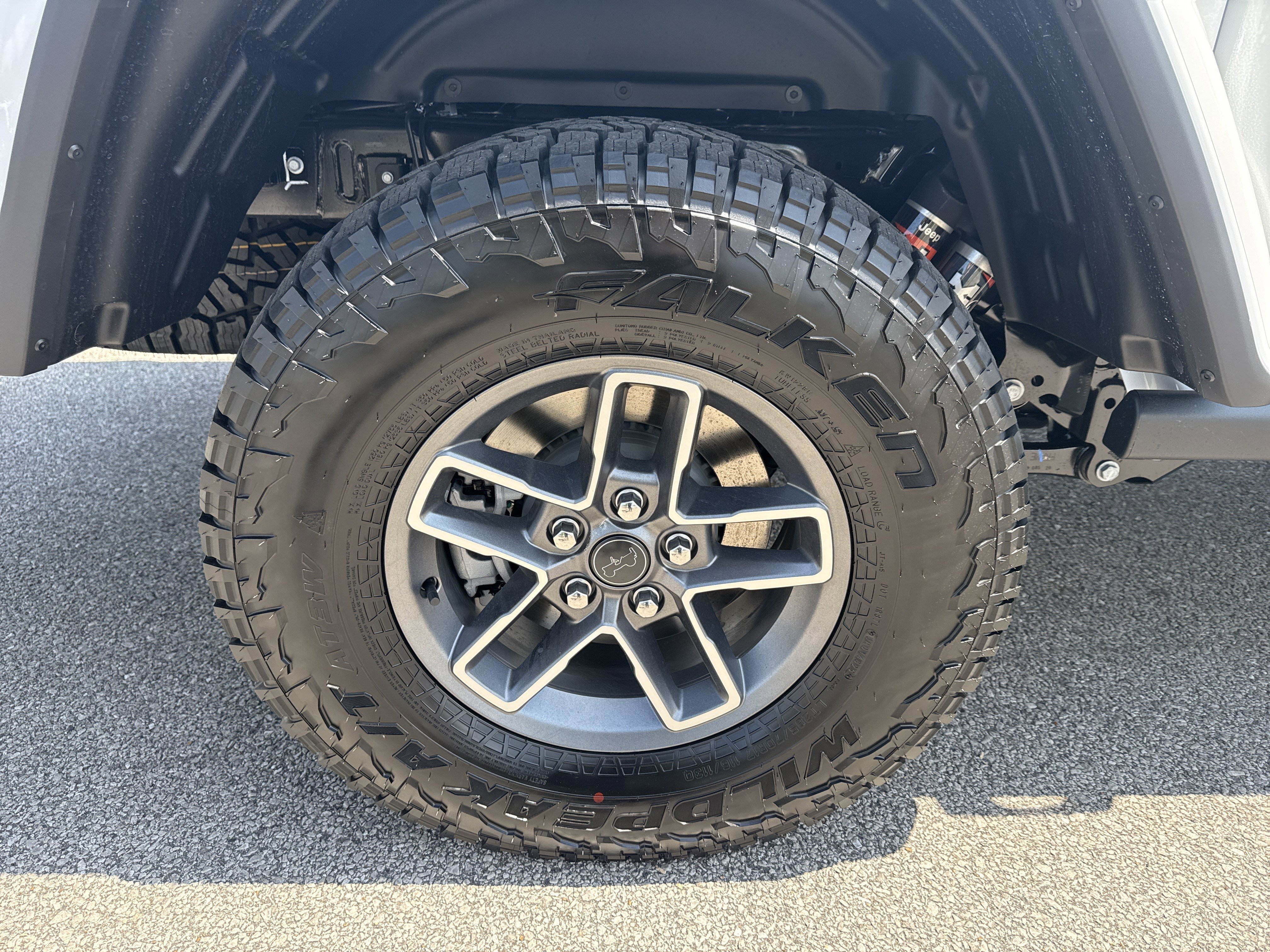 New 2026 Bright White Clear-Coat Exterior Paint Jeep Mojave X image 18