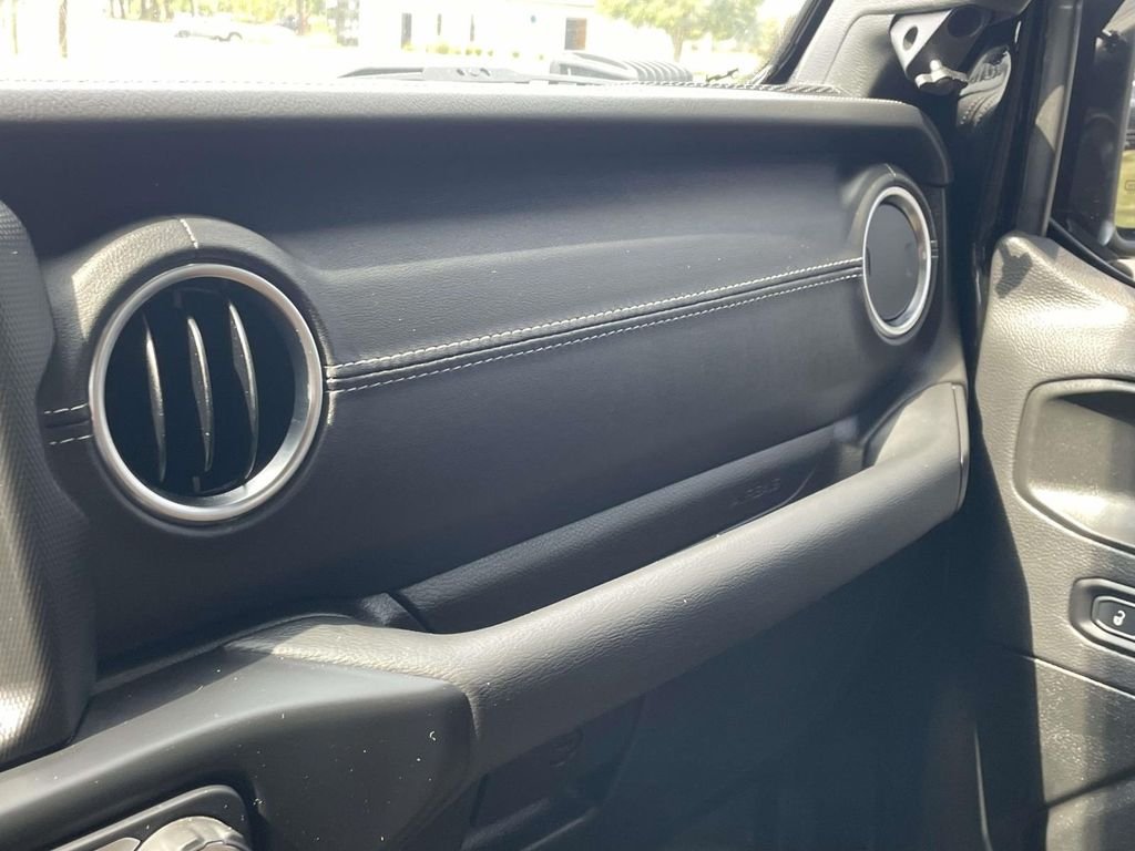 Used 2022 Black Jeep Unlimited Sahara image 31