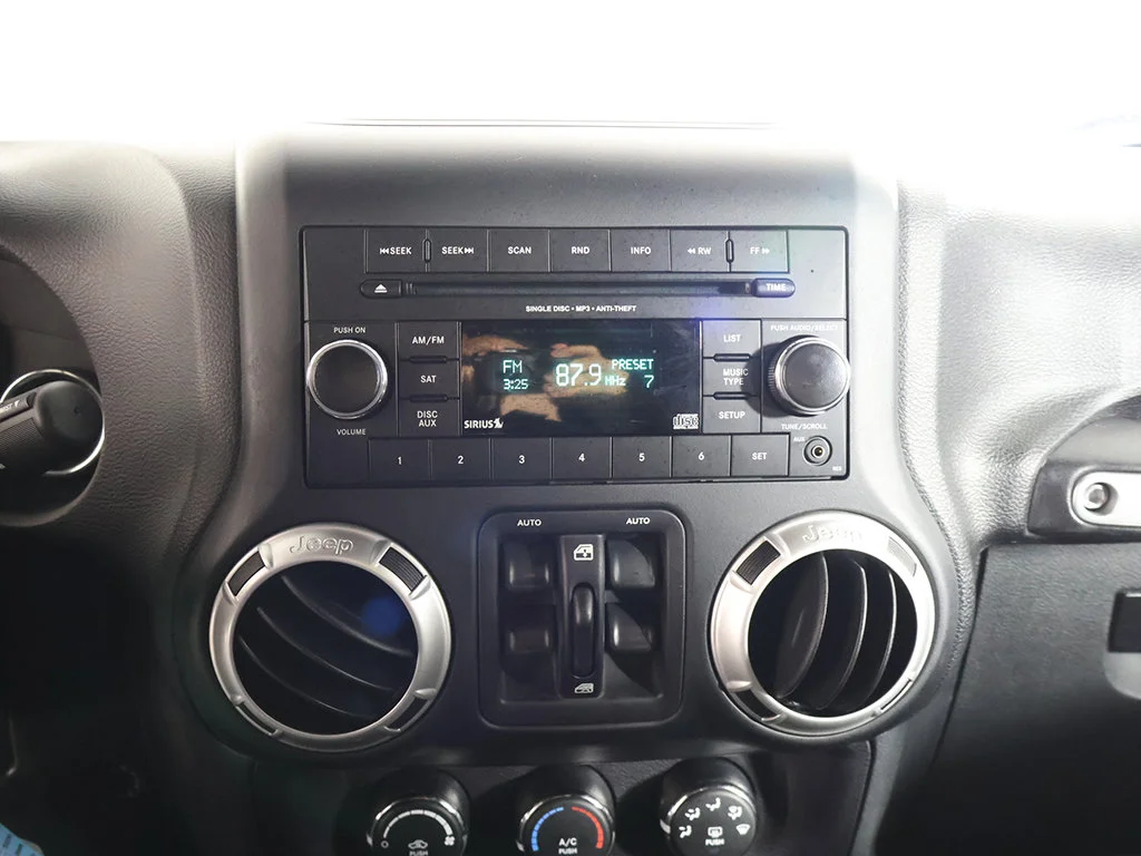 Used 2018 Crystal Metallic Jeep Unlimited Sahara image 36