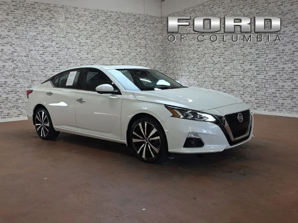 Used 2021 White Nissan 2.5 Platinum image 1