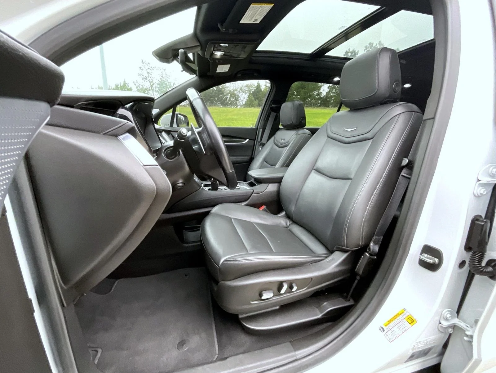 Used 2022 White Cadillac Sport image 11