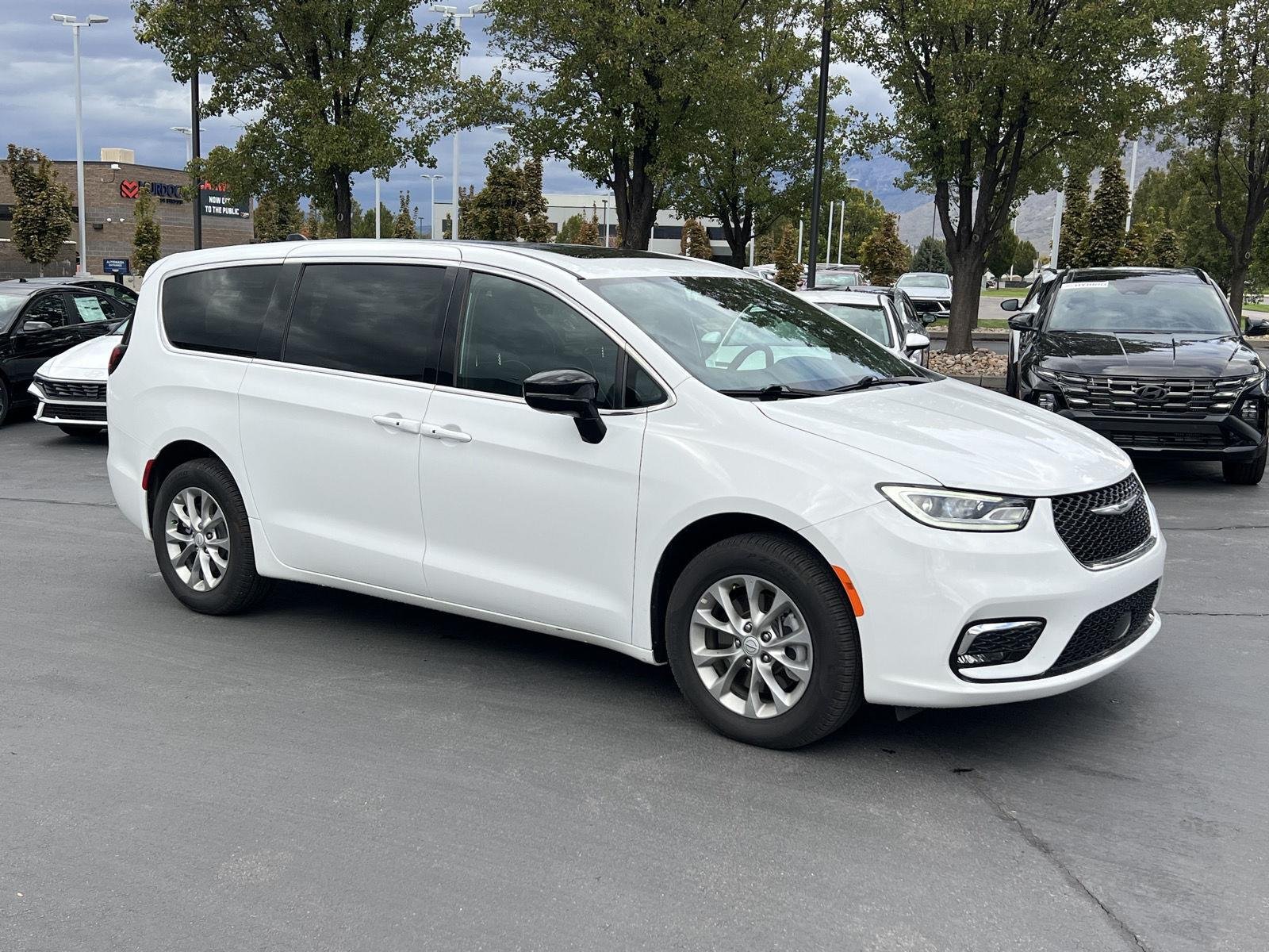 Used 2026 Bright White Clearcoat Chrysler Limited image 12