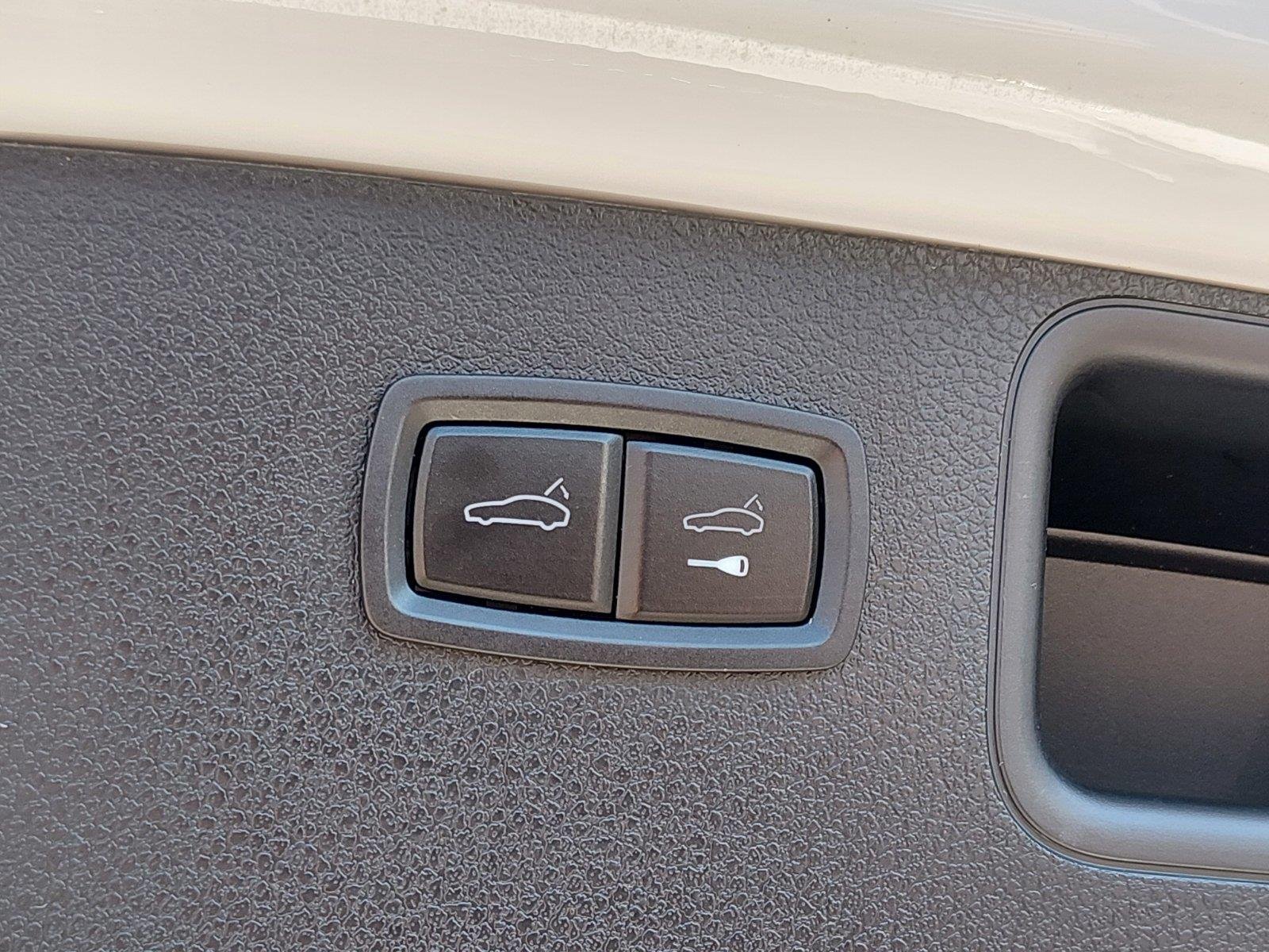 Used 2020 White Porsche  image 23