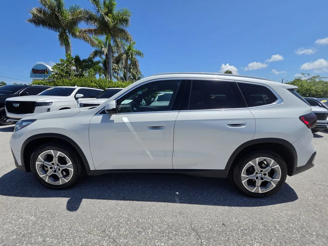 Used 2023  BMW xDrive28i image 2