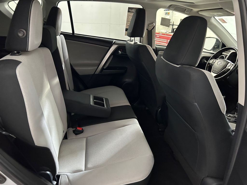 Used 2018 Silver Toyota XLE image 17