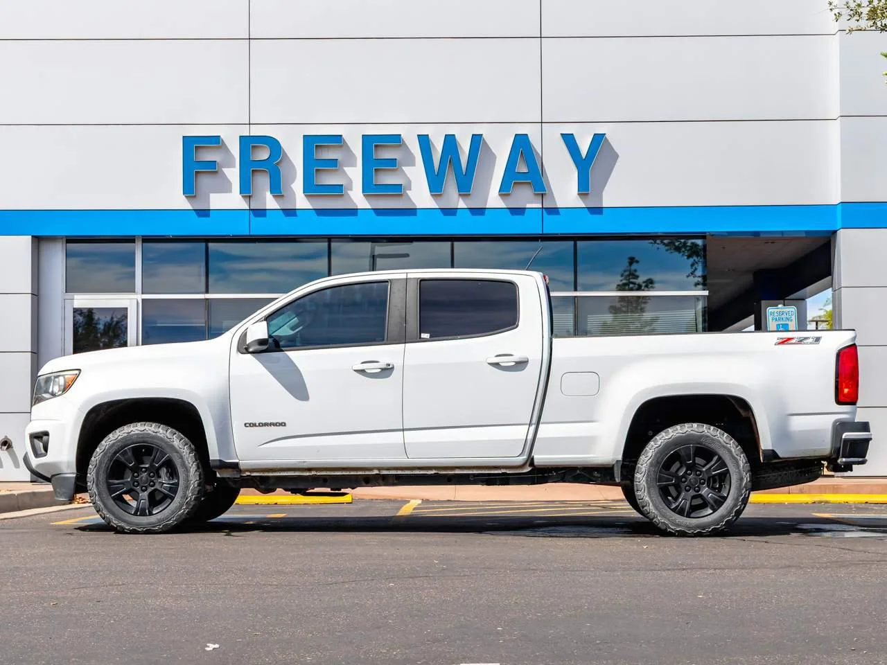 Certified Used 2019 SUMMIT WHITE Chevrolet 4WD Z71 image 2