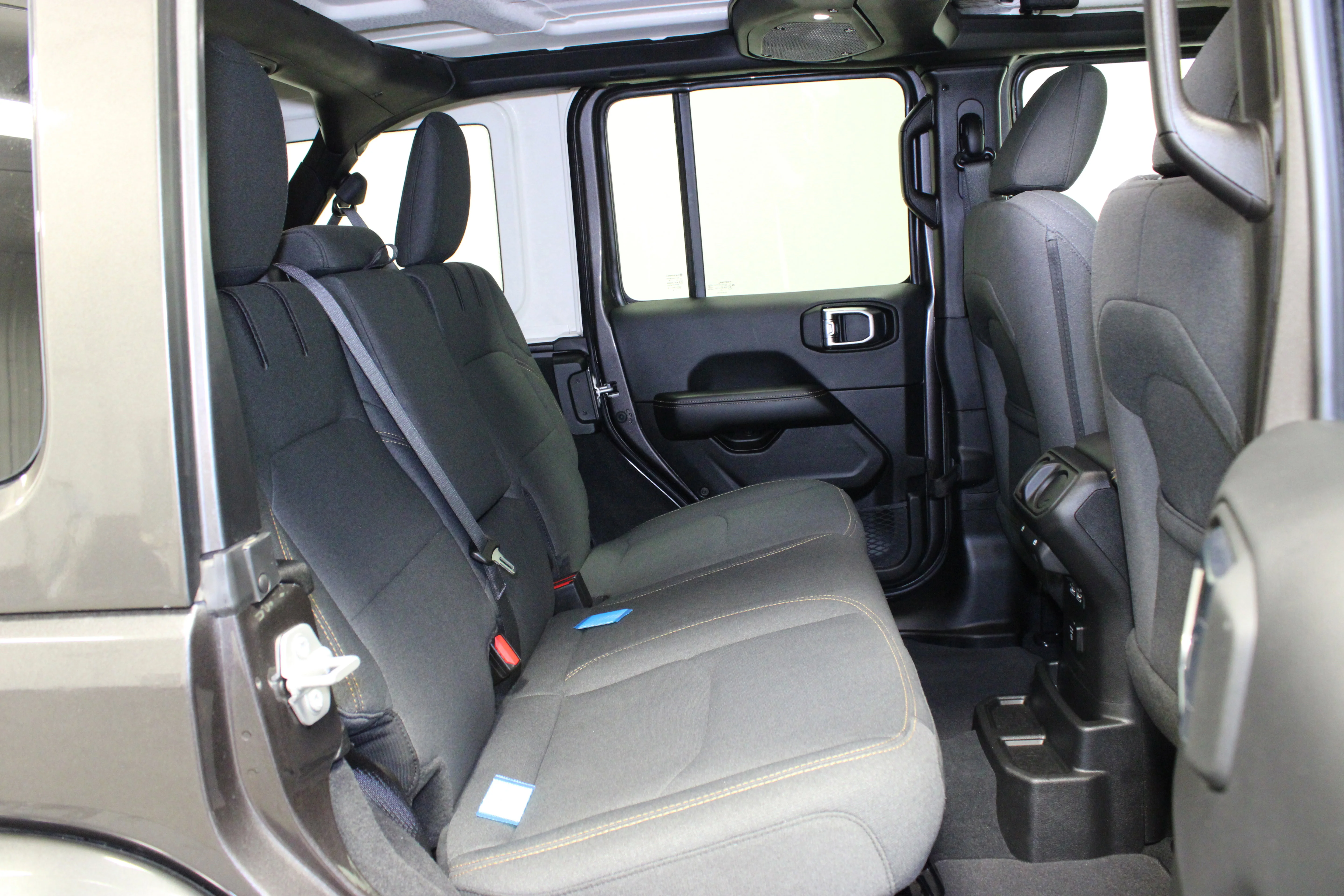 Used 2025 Granite Crystal Metallic Clearcoat Jeep Sahara image 15