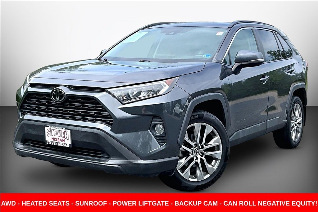 Used 2020 Gray Toyota XLE Premium image 3