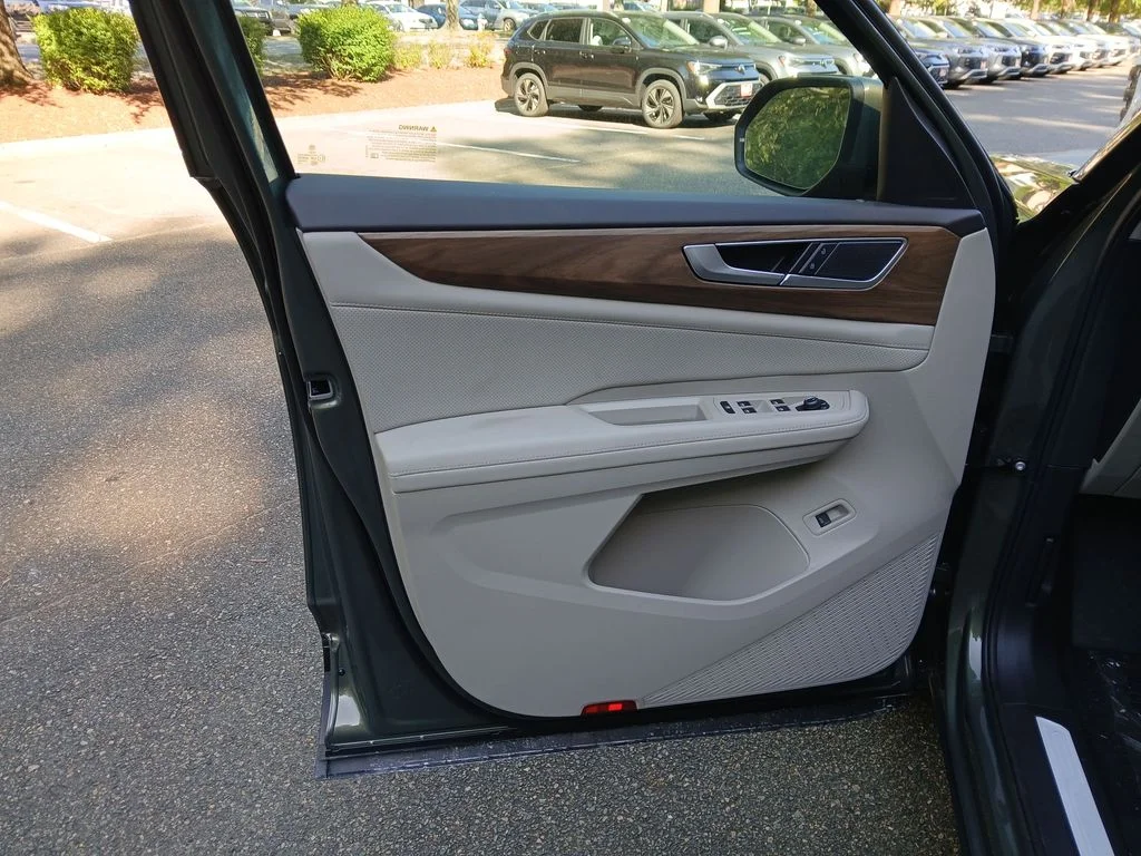 New 2026 Green Volkswagen SE w/Technology image 10