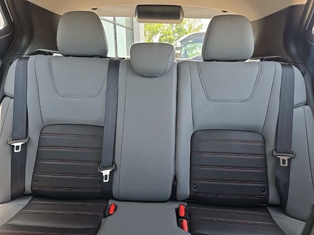 Used 2024 White Nissan SR image 39