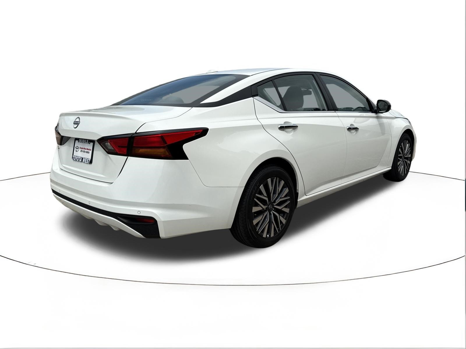 Used 2025 Glacier White Nissan SV image 3