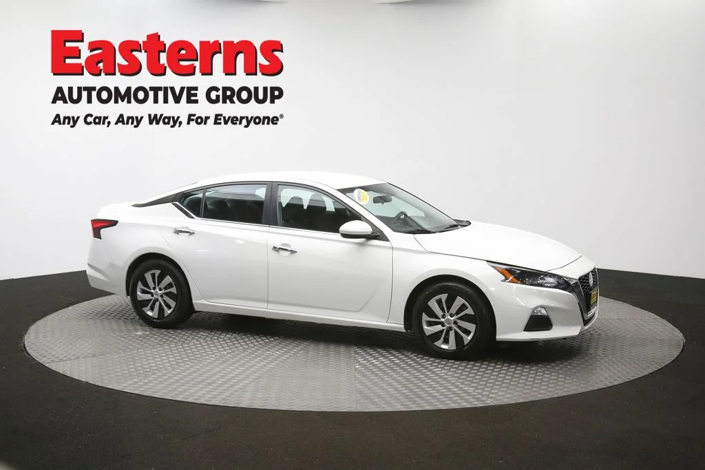 Used 2022 White Nissan 2.5 S image 45