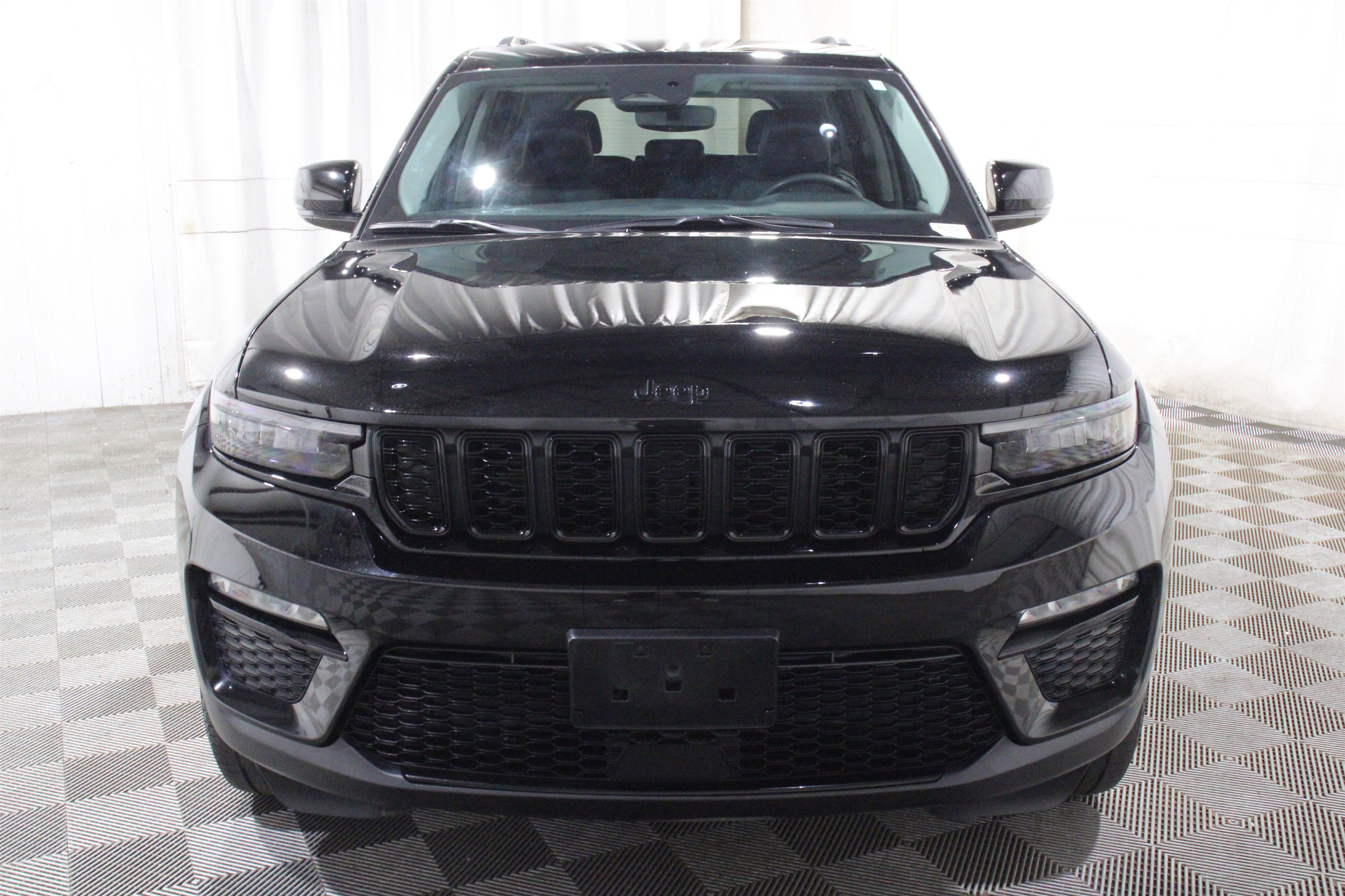 Used 2023 Diamond Black Crystal Pearlcoat Jeep Limited image 29