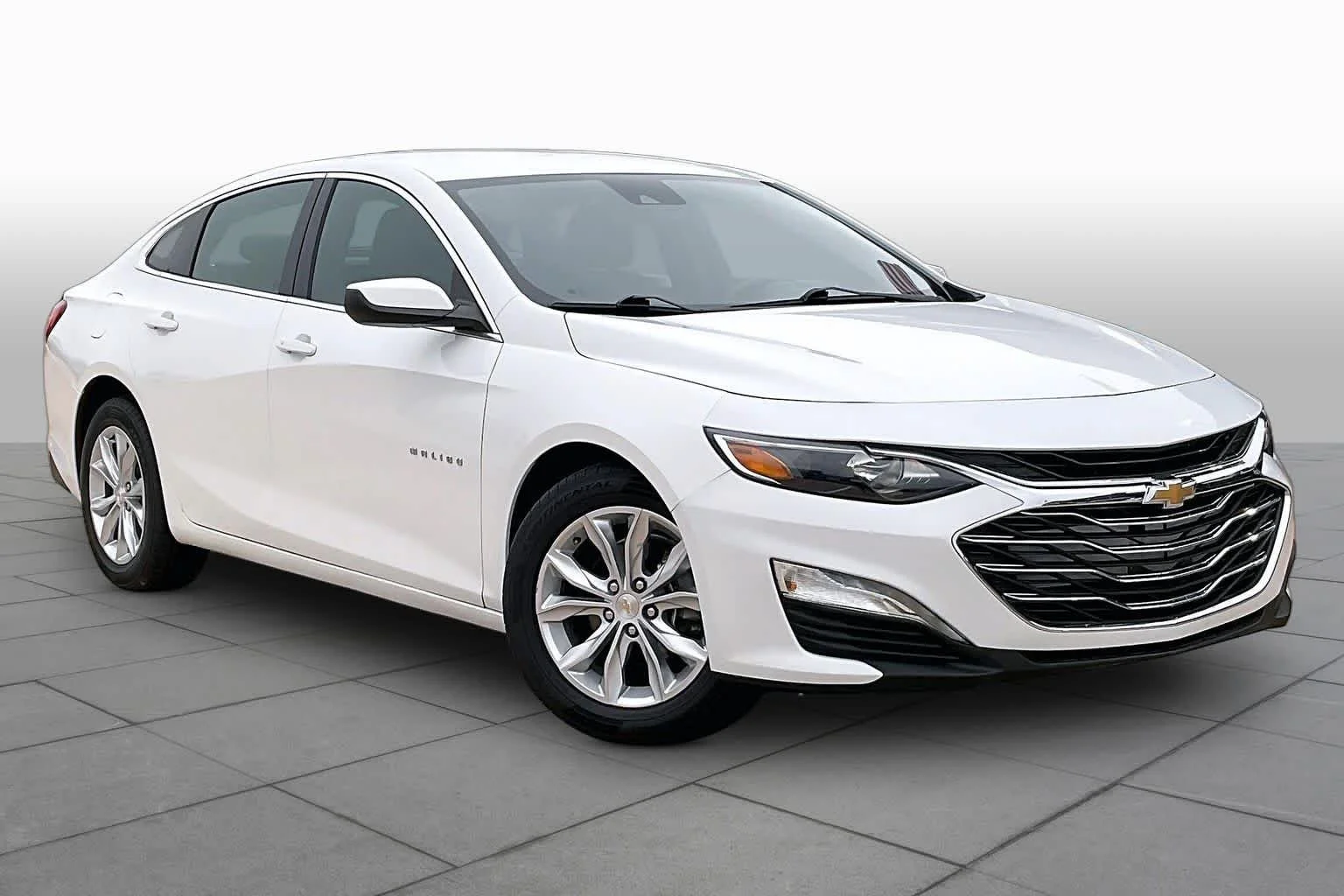 Used 2024 Summit White Chevrolet LT image 3