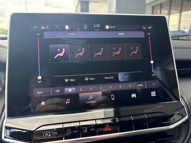 Used 2023 Silver Jeep Latitude image 11