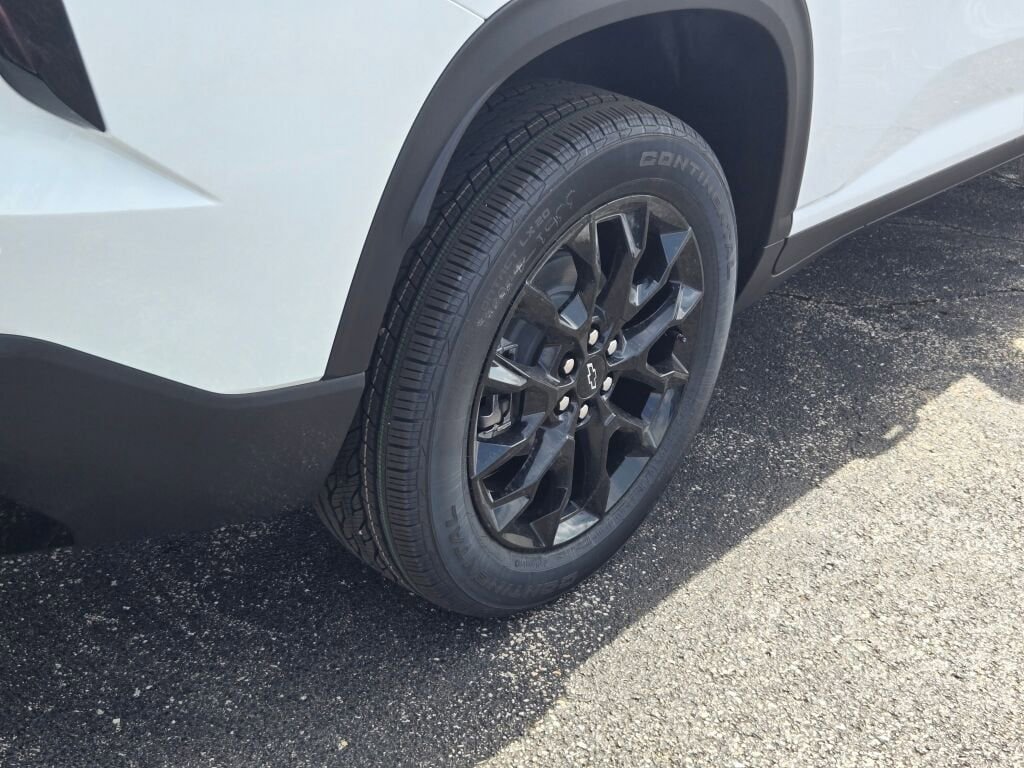 New 2026 Summit White Chevrolet LT image 10