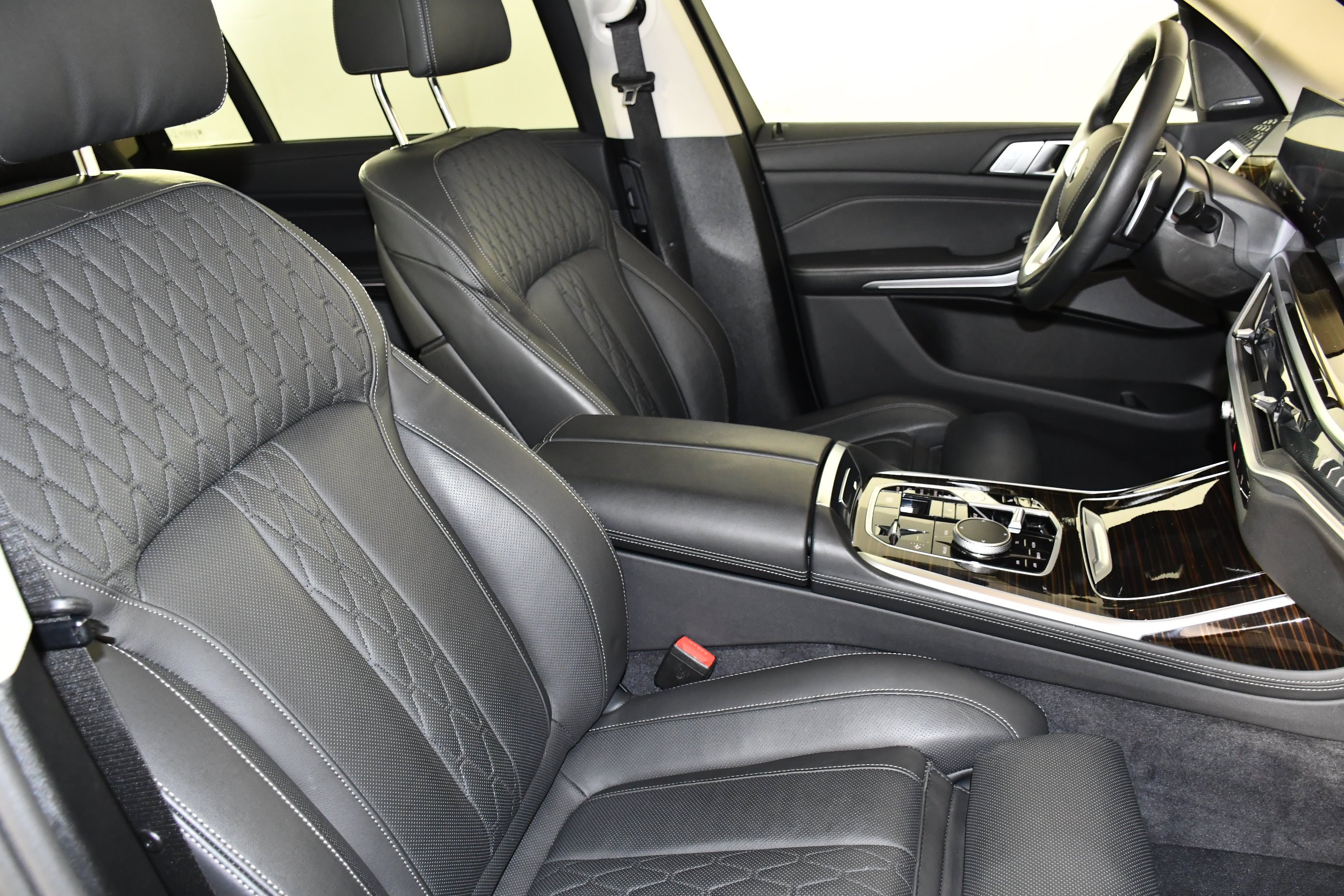 Used 2026 Black Sapphire Metallic BMW xDrive40i image 41