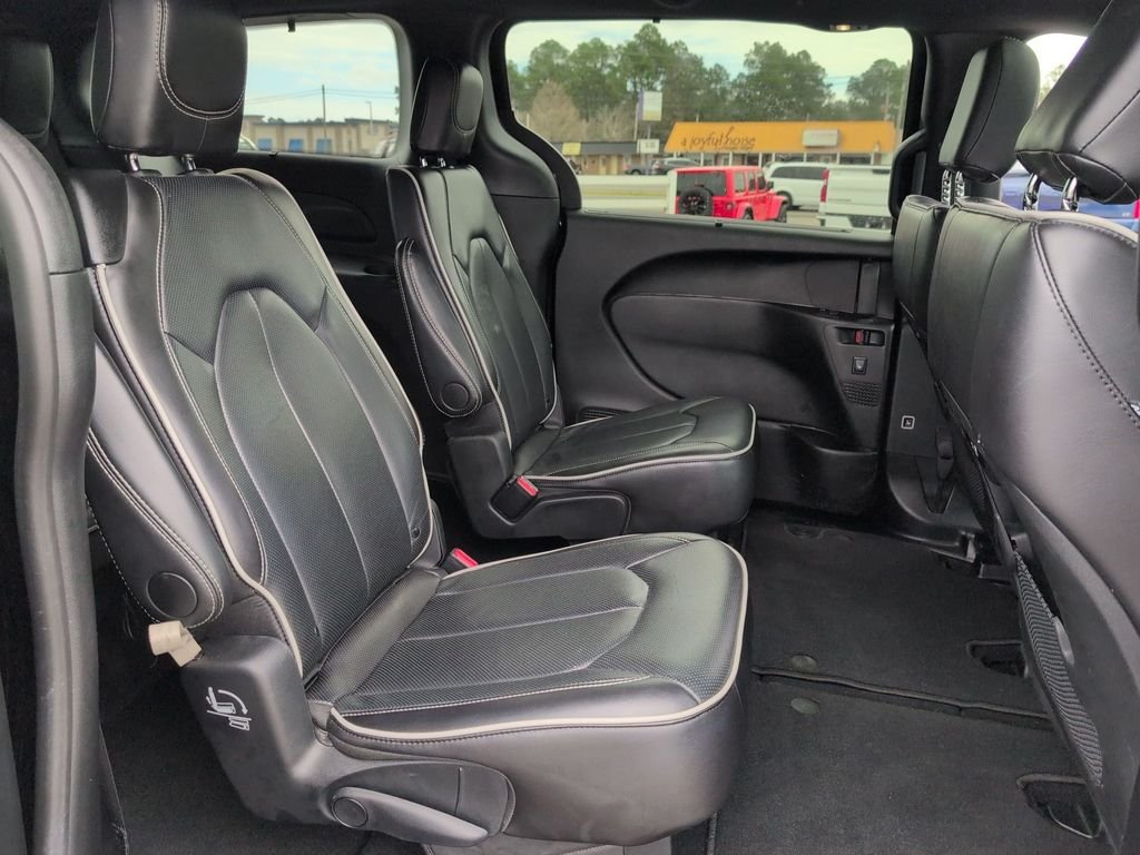 Used 2025 Black Chrysler Limited image 29