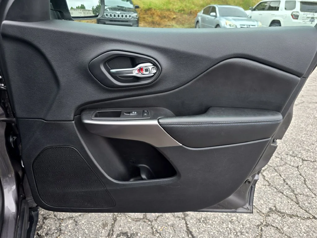 Used 2019 Gray Jeep Latitude Plus image 44
