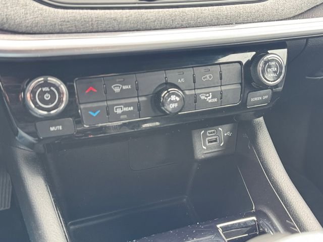 Used 2023 Black Jeep Latitude Lux image 22