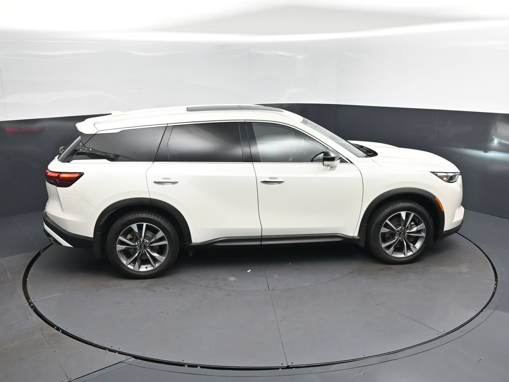 Certified Used 2023 White INFINITI LUXE image 37