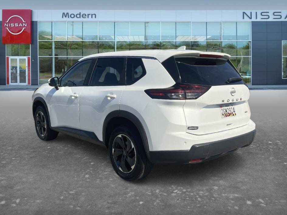 Used 2025 Everest White Pearl Nissan SV image 7