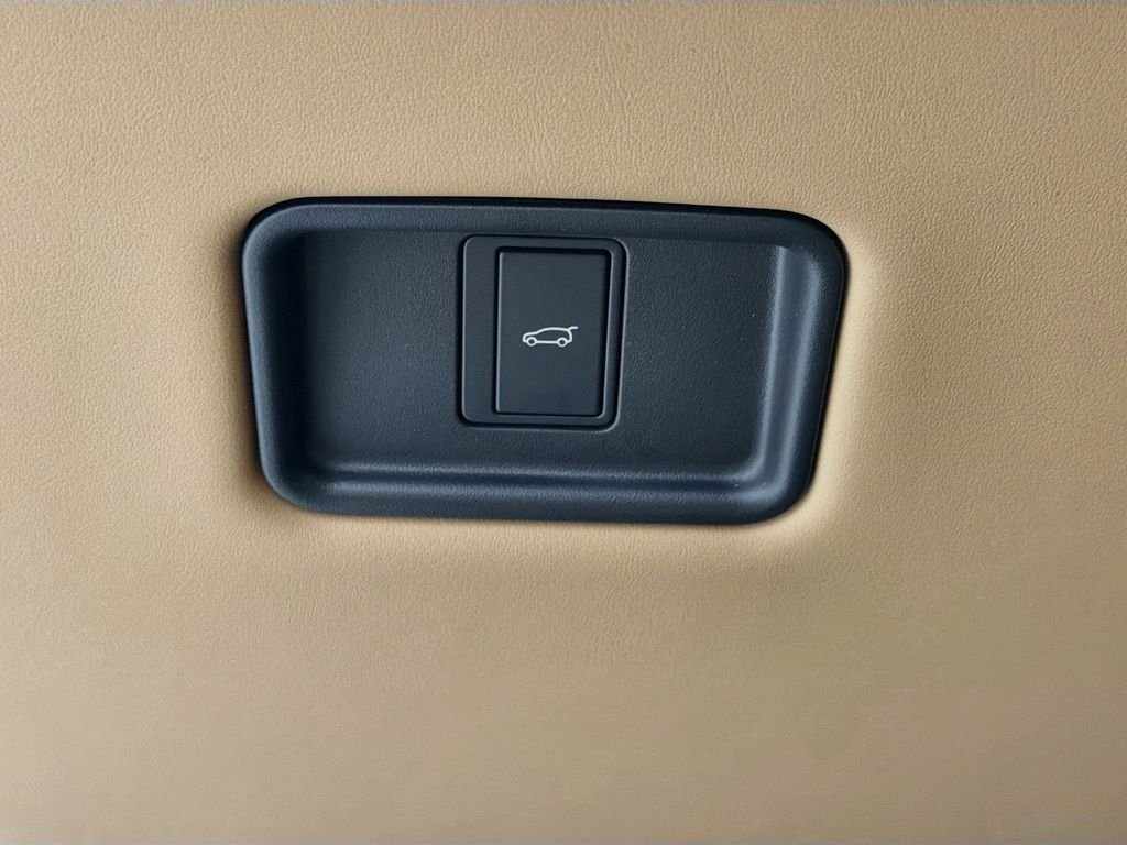 New 2026 Fuji White Land Rover SE image 10