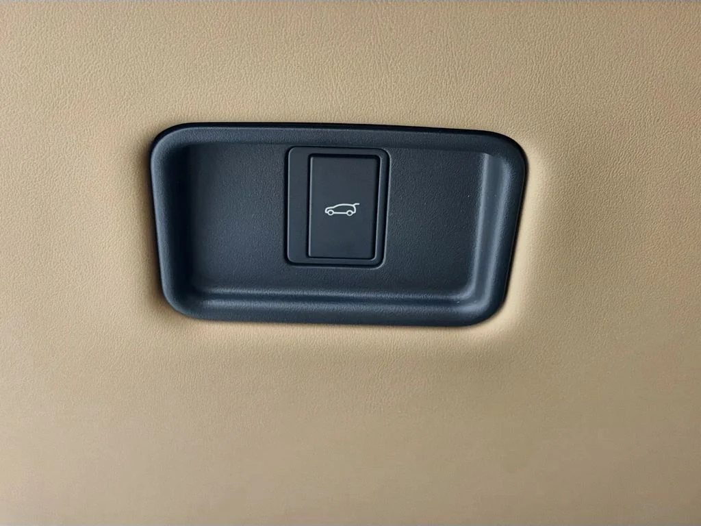New 2026 Fuji White Land Rover SE image 10