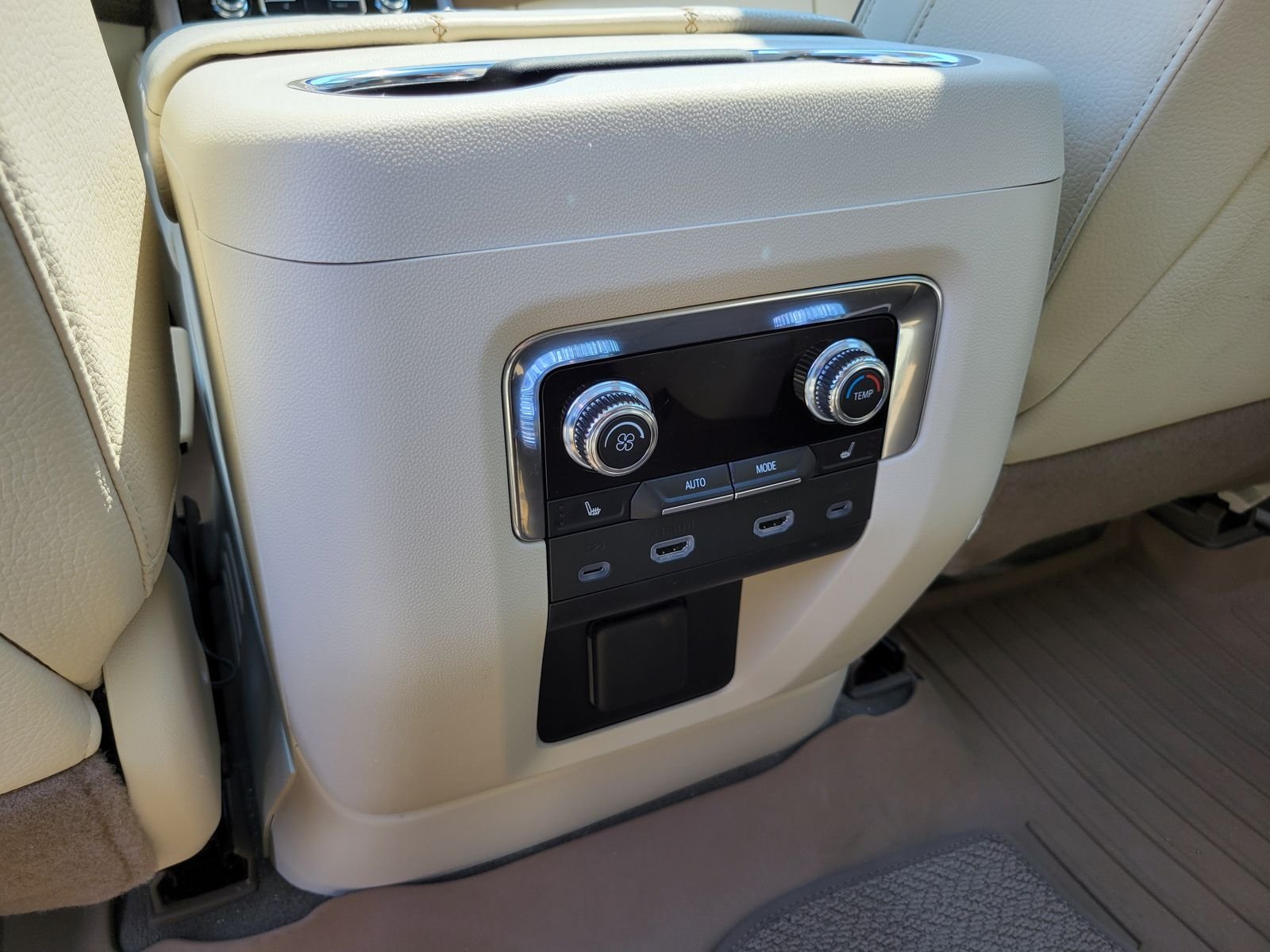 Used 2024 White GMC Denali image 29