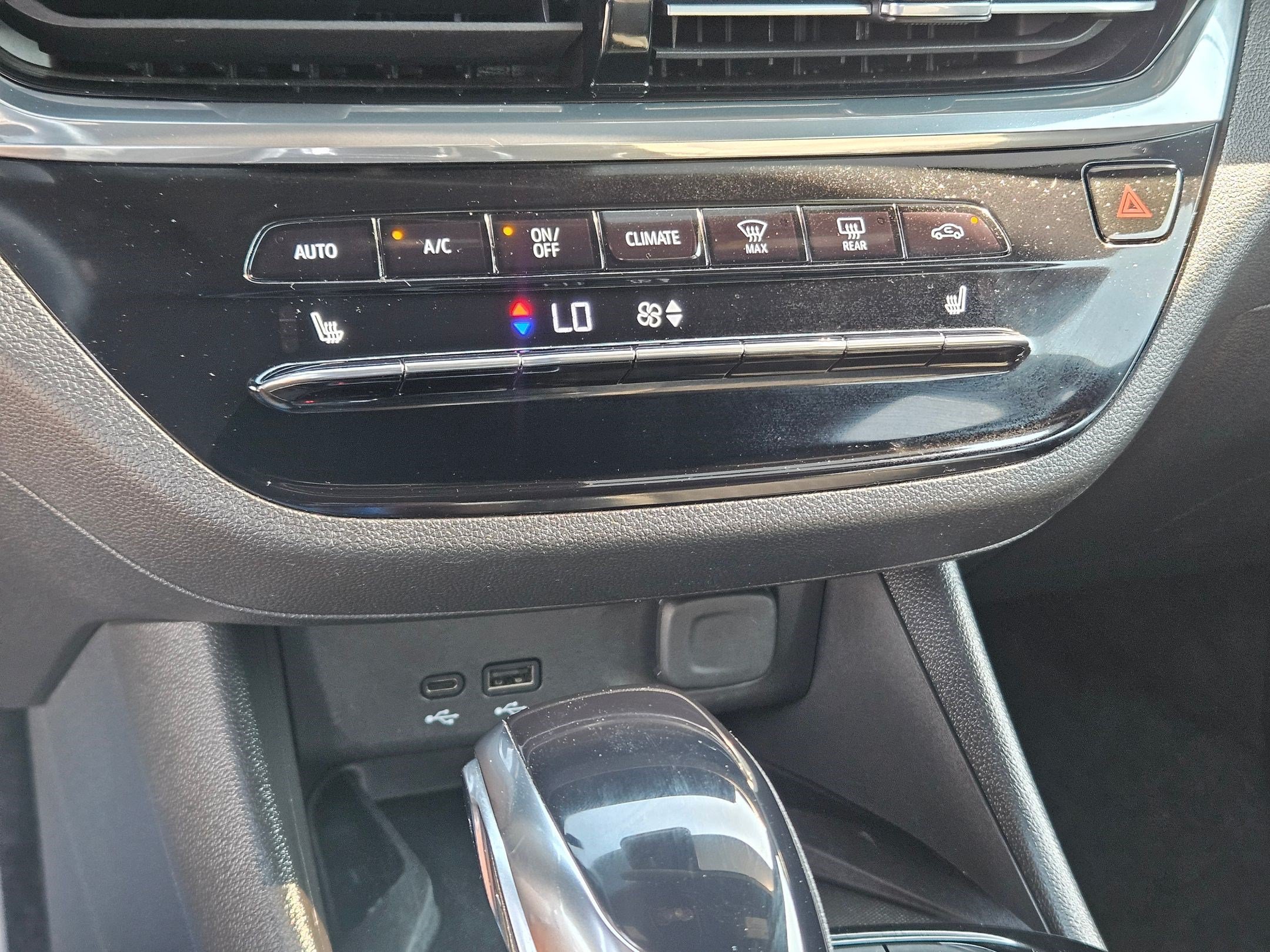 Used 2025 White Frost Tricoat Buick Avenir image 27