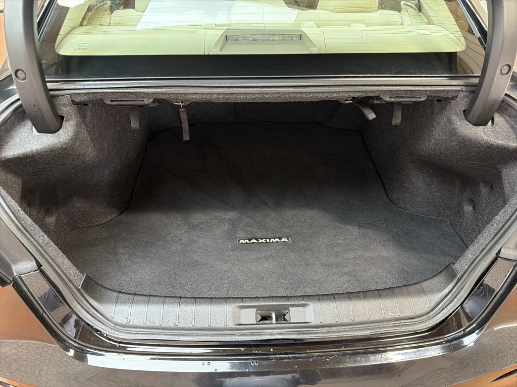 Used 2022 Black Nissan Platinum image 13