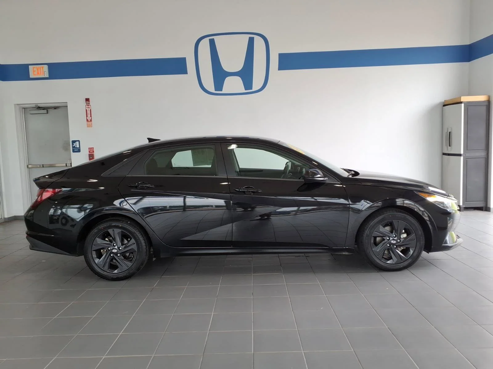 Used 2023 Phantom Black Hyundai SEL image 4