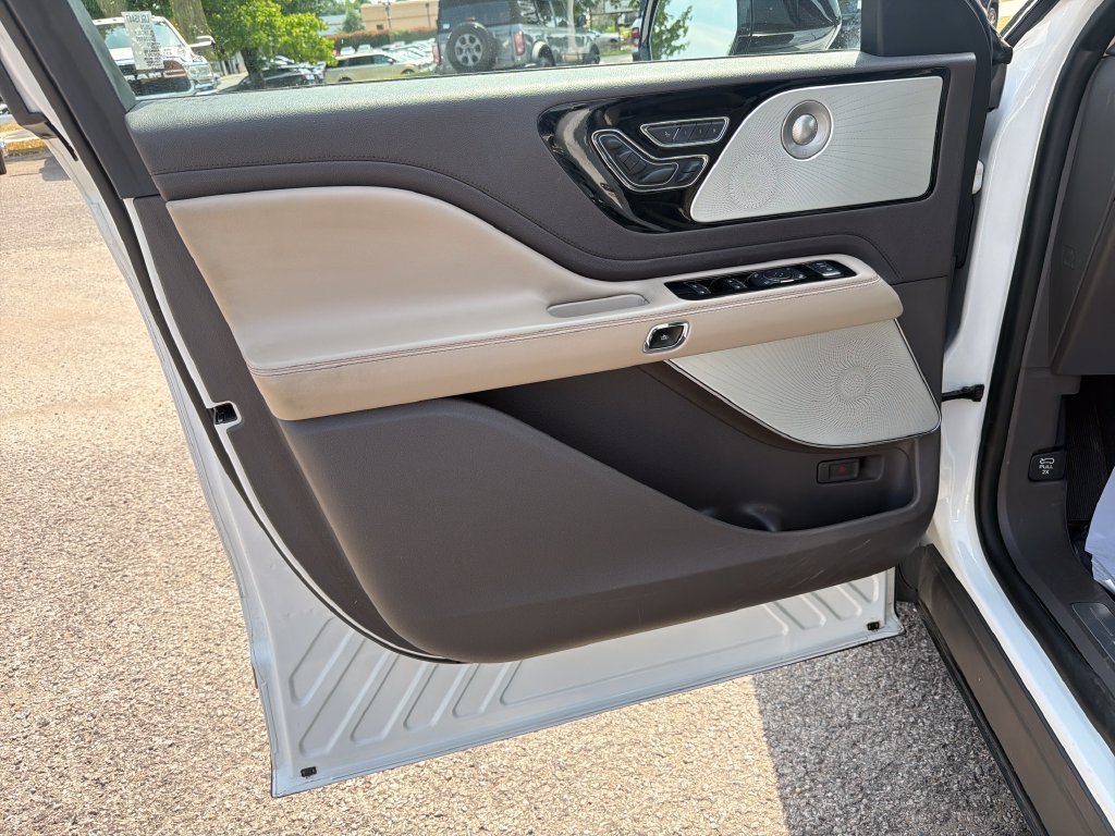 Used 2020 White Lincoln Reserve image 13