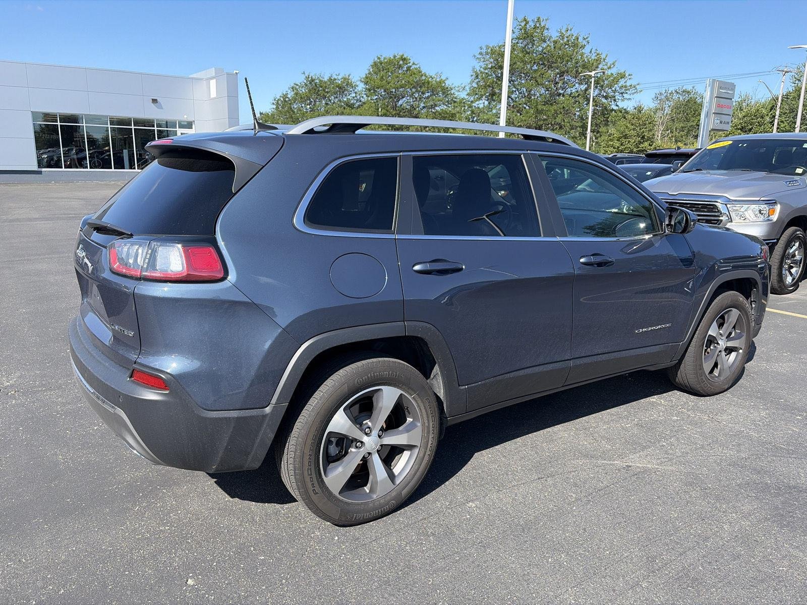 Used 2020 Slate Blue Pearlcoat Jeep Limited image 7