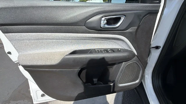 Used 2025 White Jeep Latitude image 19