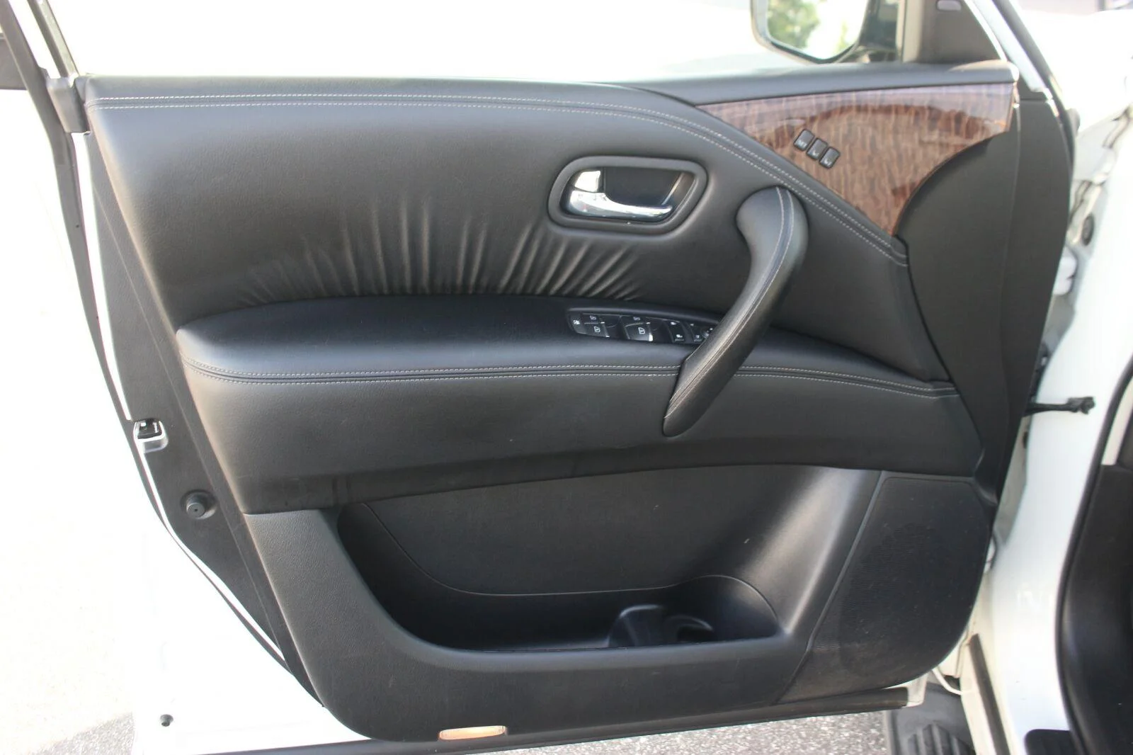 Used 2019 White Nissan SL image 15